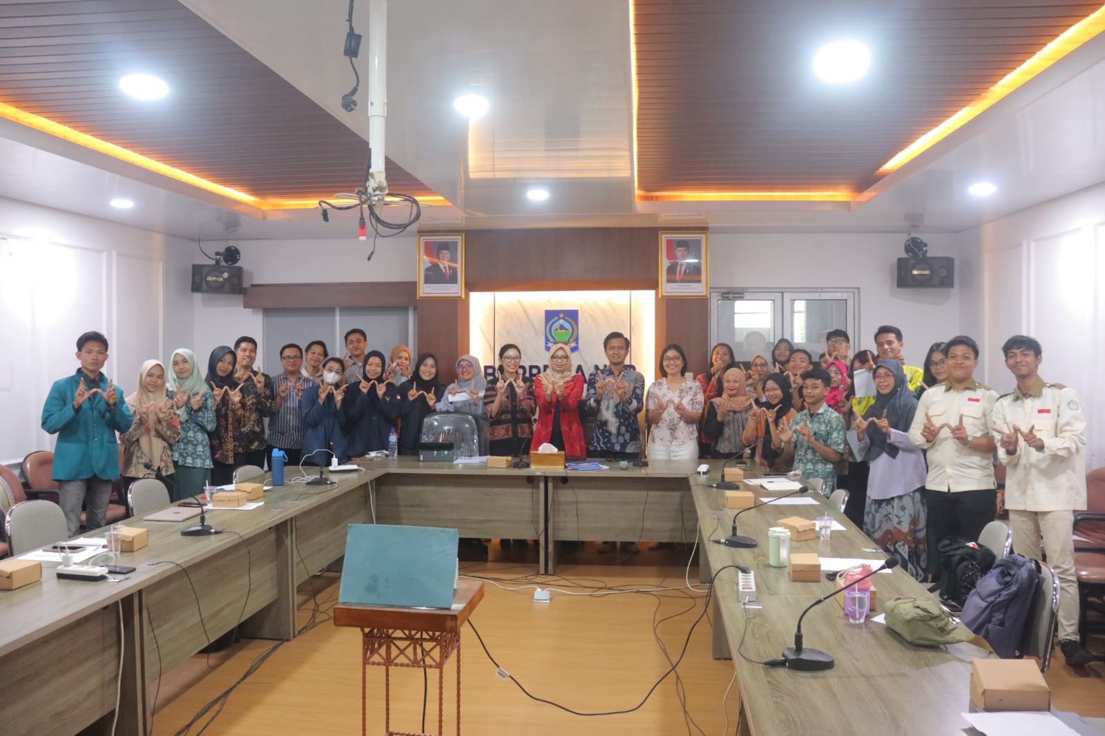 Pemuda NTB Didorong Jadi Motor Pariwisata Berkelanjutan dalam Dialog Kebijakan Wikithon di Bappeda