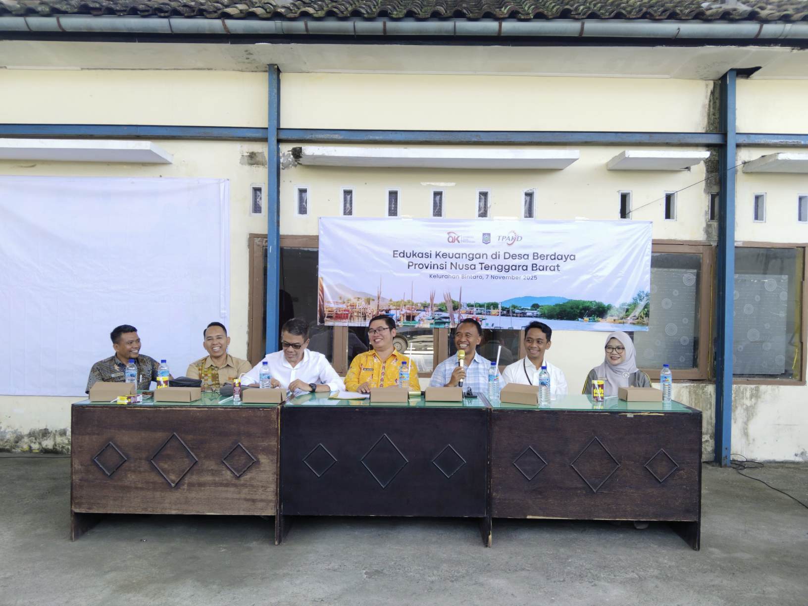 Pengetasan Kemiskinan Ekstrem : Biro Ekonomi bersama Tim Percepatan, OJK, Bank NTBS dan LKKS exercise Desa Berdaya di Kelurahan Bintaro Mataram