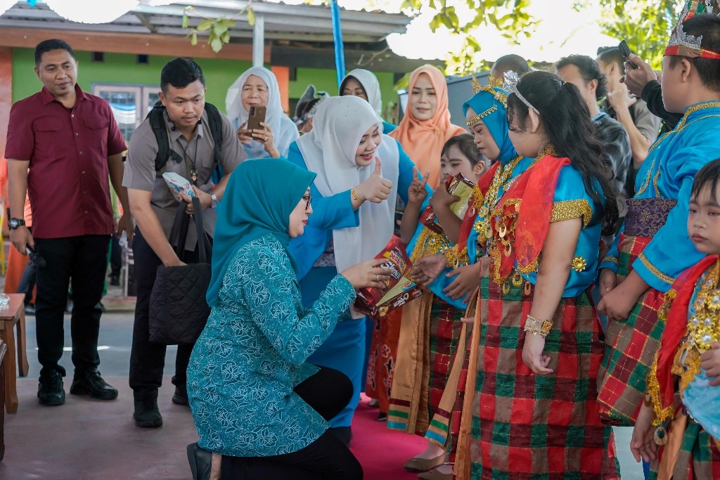 Senyum Ibu Guru Adalah Cahaya bagi Anak-anak Istimewa