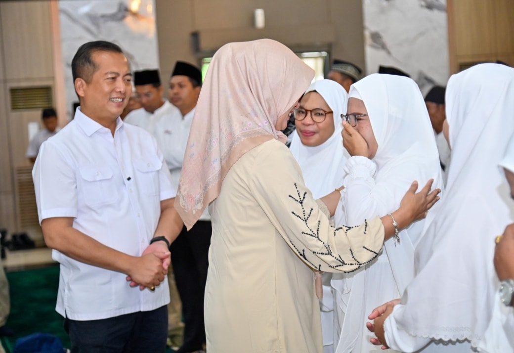 Apresiasi Dedikasi Pekerja Layanan Publik, Gubernur NTB Berangkatkan 33 Jemaah Umrah