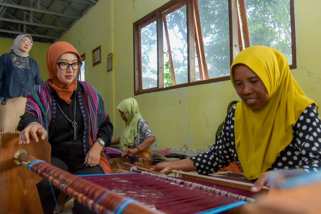 Dekranasda NTB Dorong Inovasi Tenun Semoyang : Lebar 1 Meter, Bahan Tipis, dan Pewarna Alam