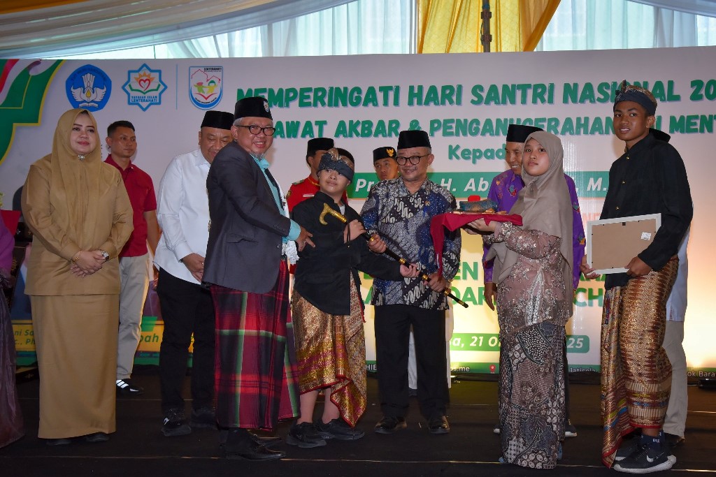 Hari Santri Nasional 2025,  Wagub Dorong Pesantren Siapkan Generasi Emas 2045