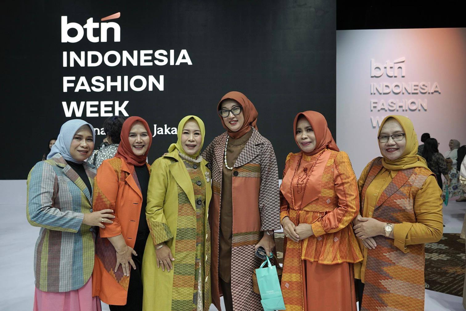 TENUN MUNA PA'A DOMPU TAMPIL MEMUKAU DI INDONESIA FASHION WEEK 2025
