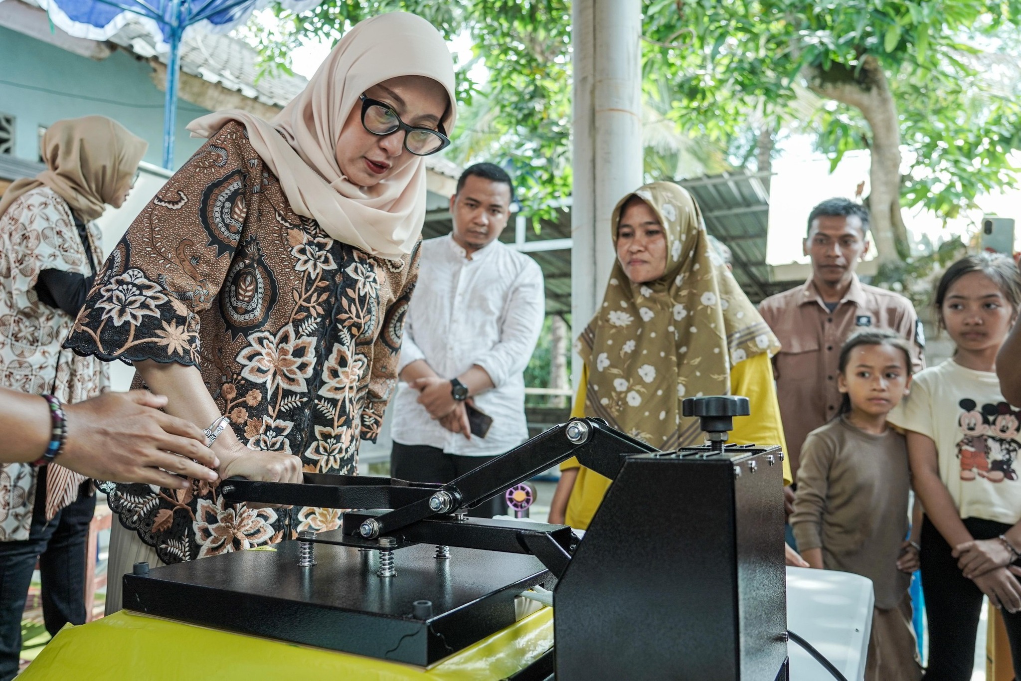 Bangkitkan Semangat Kriya Lokal, Bunda Sinta Dukung Generasi Pengerajin Muda