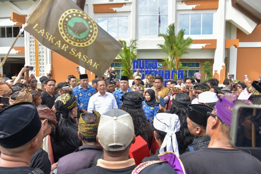 Laskar Sasak Nyatakan Dukungan, Gubernur NTB Terima Simbul Kepercayaan Adat