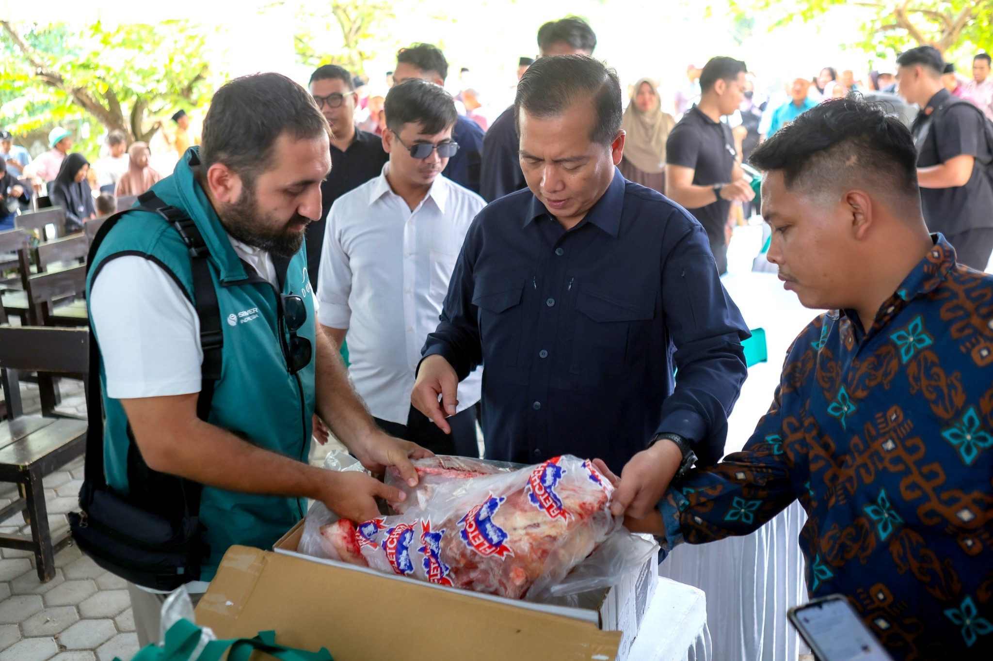 Gubernur NTB dan LKKS Salurkan 20 Ribu Paket Daging Donatur Turki-Australia 