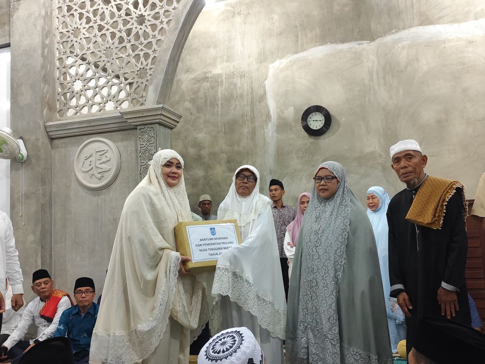 Ibu Wakil Gubernur NTB Berikan Arahan dan Bantuan kepada Masyarakat Kurang Mampu di Desa Rasabou