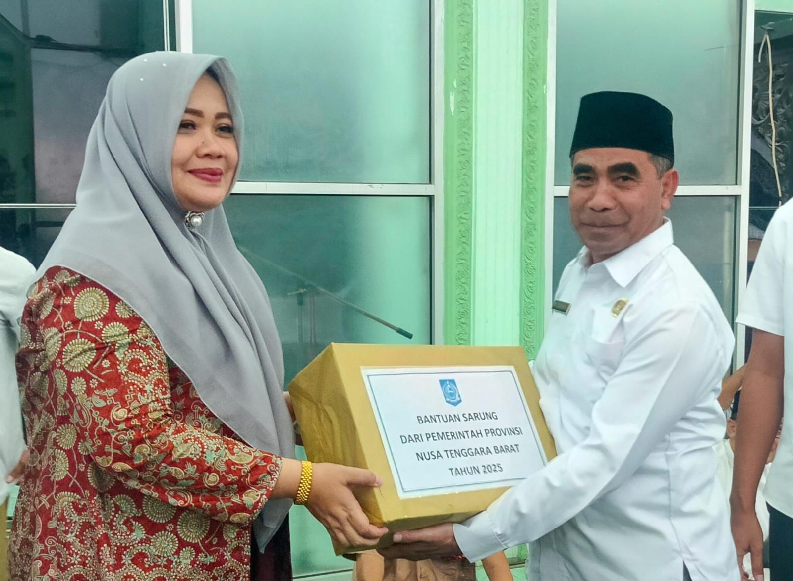 Umi Dinda Serahkan Bantuan Kepada Pengurus Masjid dan Masyarakat Kelurahan Rabadompu Timur