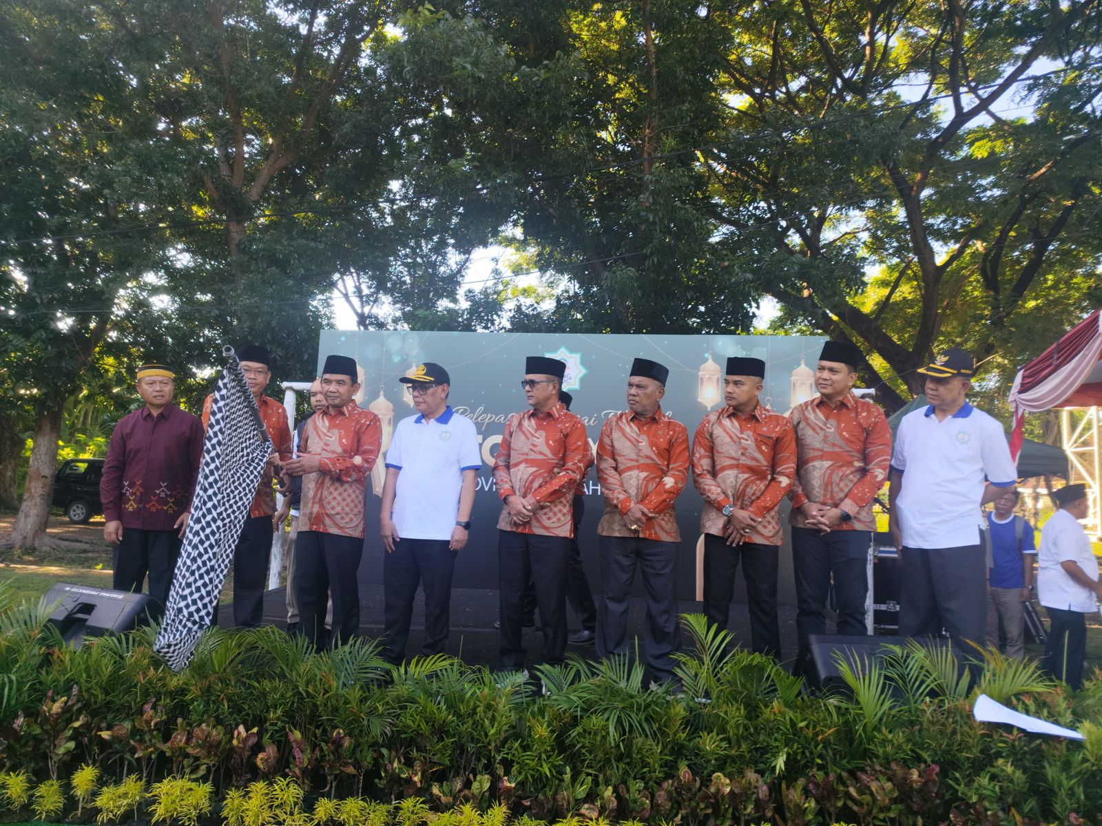 Asisten I Pemerintah dan Kesra NTB, Lepas Peserta Pawai Ta’aruf STQH XXVIII di Sumbawa