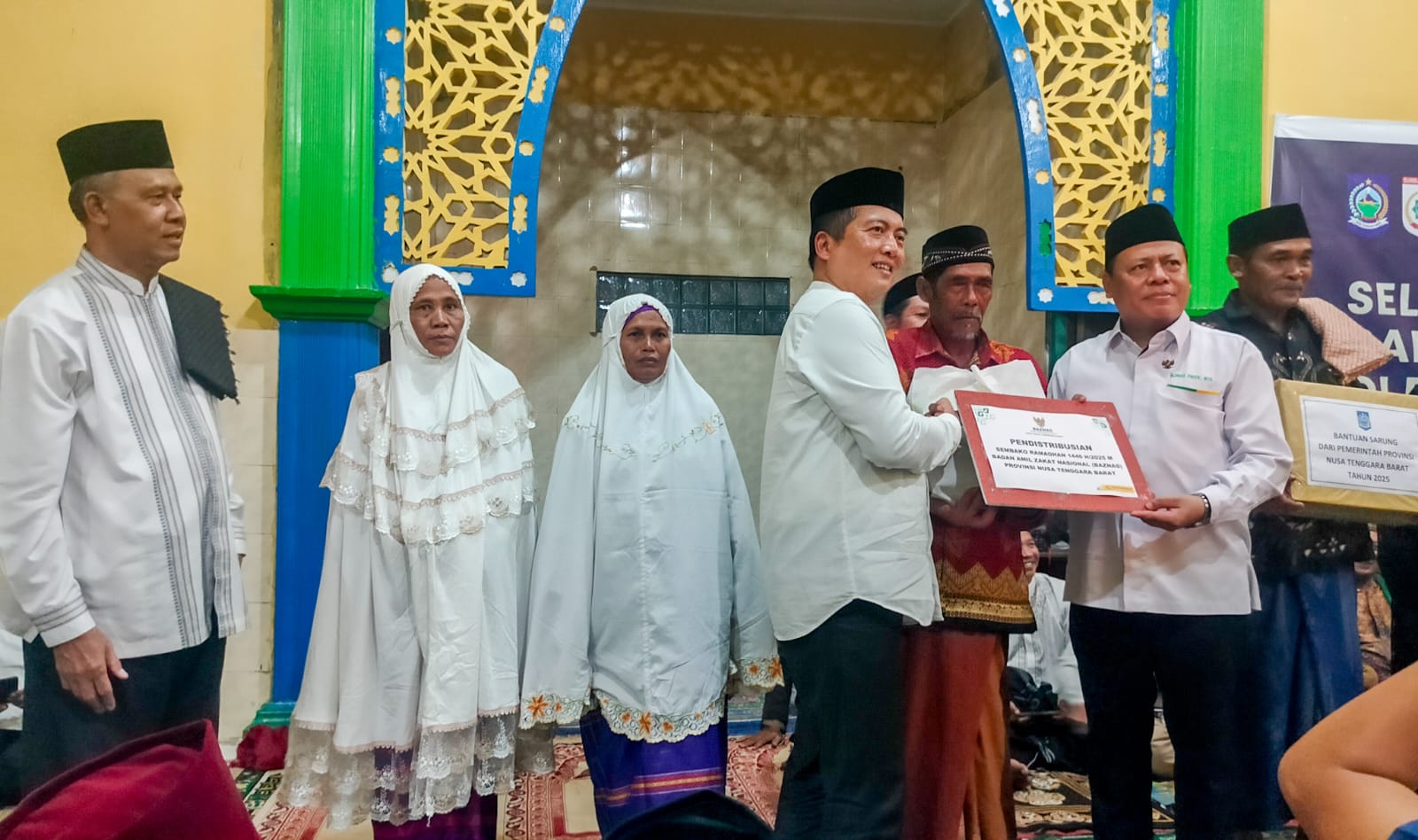 Gubernur NTB Serahkan Bantuan kepada Masyarakat Kurang Mampu di Safari Ramadhan