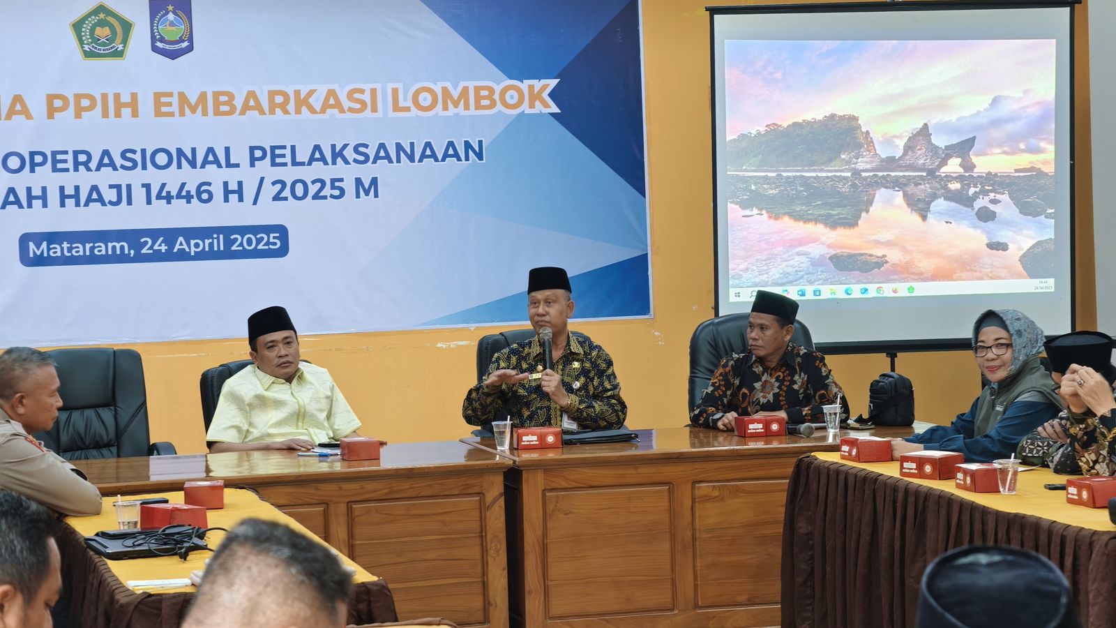 Karo Kesra NTB dan Kakanwil Kemenag Berikan Pembekalan dan Arahan Teknis kepada PPIH Embarkasi Lombok Tahun 2025