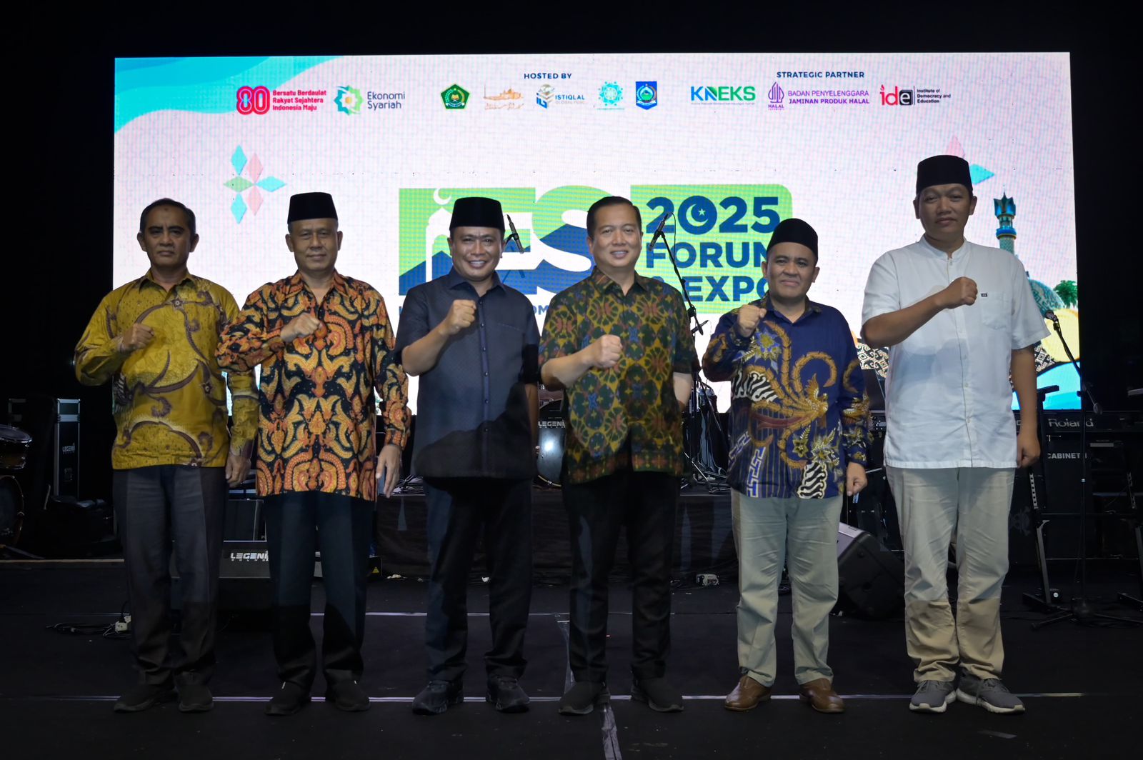 Karo Kesra Dampingi Gubernur NTB pada Penutupan Indonesia Ekonomi Syariah (IES) Forum & Expo 2025 di Islamic Center NTB