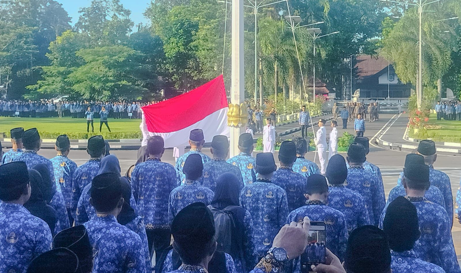KEPALA BIRO KESRA NTB IKUTI UPACARA HARI KESADARAN NASIONAL, SEKDA TEKANKAN DISIPLIN DAN KOLABORASI ASN