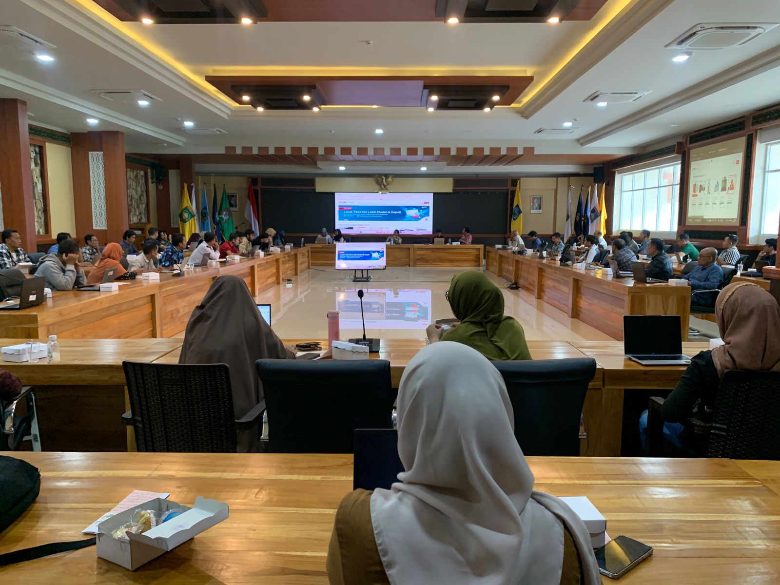 Semangat Peserta Tak Tergoyahkan Hujan! Bimtek E-Katalog V.6 Hari Kedua Sukses Besar di Mataram!