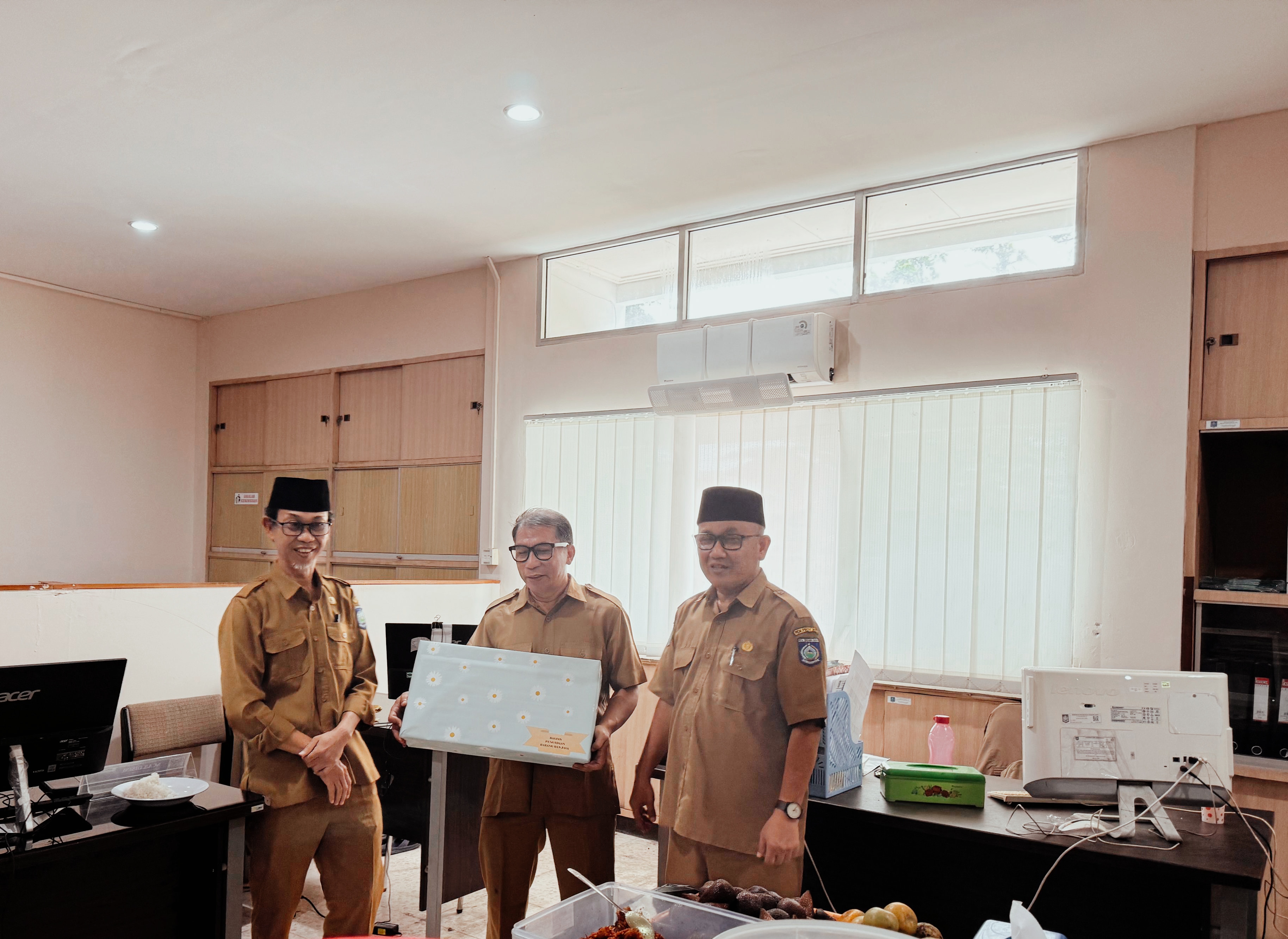 Suasana Haru dan Kekeluargaan Iringi Pelepasan Purna Tugas Agus Teja, Sosok Teladan di Biro PBJ NTB