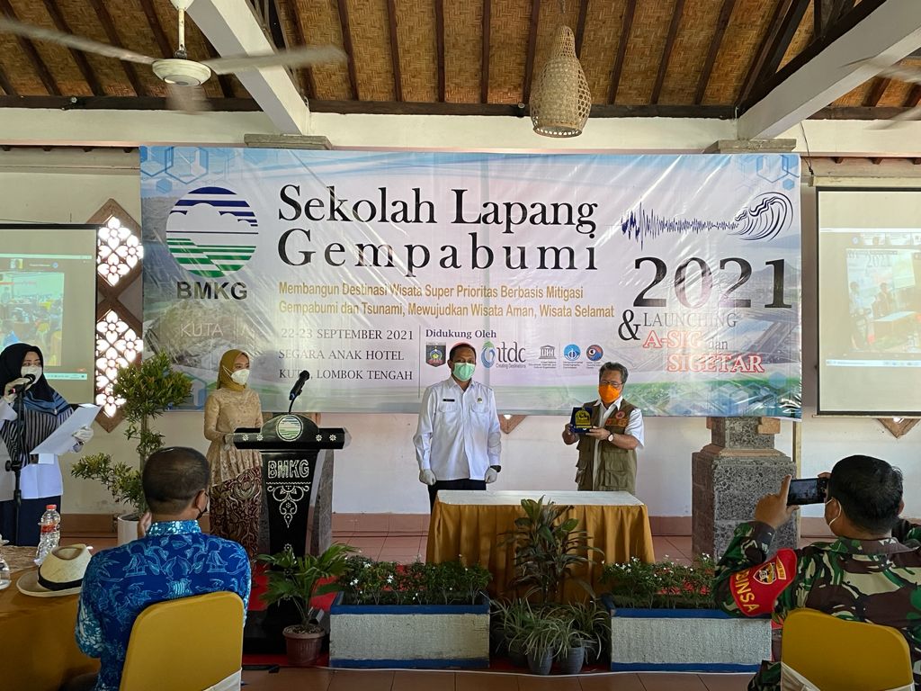 Kepala Pelaksana BPBD NTB Menerima Cendramata Pelatihan Sekolah Lapang Gempabumi