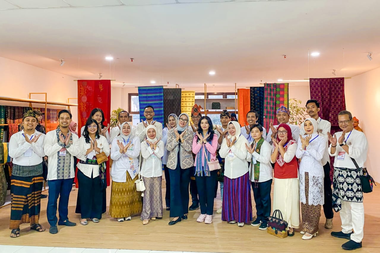 Kunjungi NTB Mall, Ketua Dekranas Pusat Puji Tenun dan Mutiara Lombok