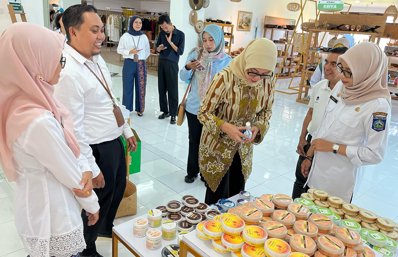 Perdana Ibu Gubernur NTB, Sinta Agathia Kunjungi NTBMall Wujud Nyata Dukung UMKM Maju Mendunia