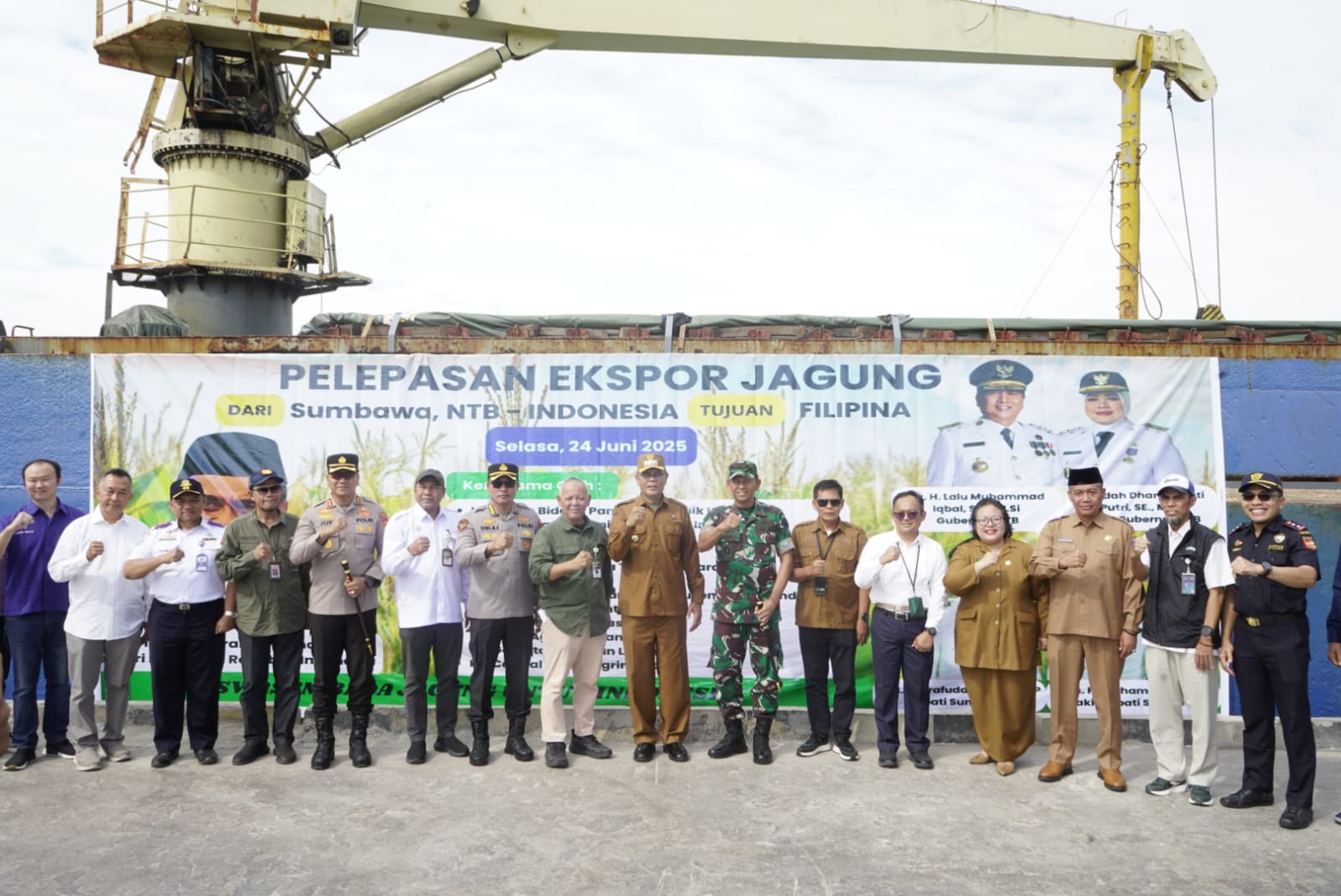 Disdag NTB Serahkan Langsung Dokumen SKA 6 Ribu Ton Jagung Sumbawa Yang di Ekspor Ke Filipina