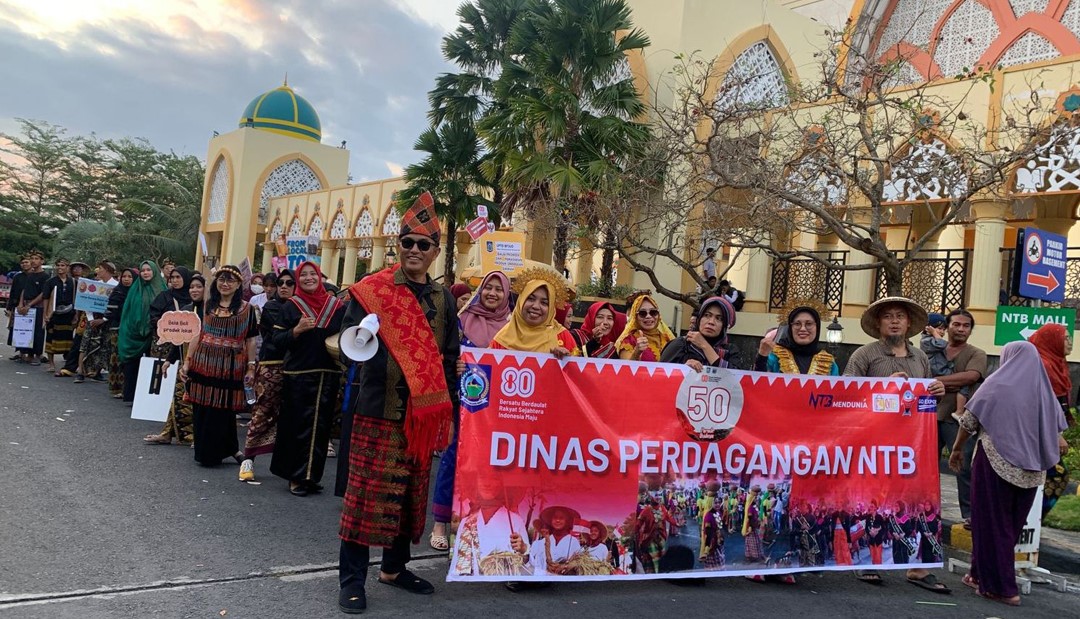 Meriahkan HUT RI ke-80, Disdag NTB Ikuti Parade Budaya NTB 2025