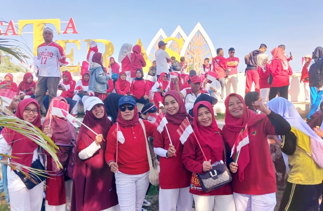 Disdag NTB Turut Meriahkan Gerakan Pembagian Bendera Merah Putih