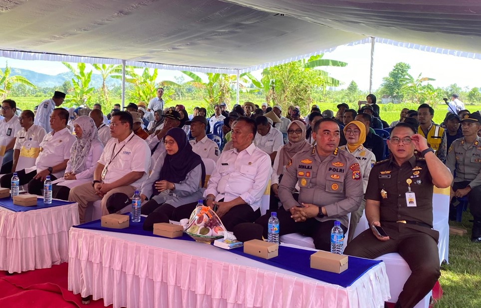 Kadisdag Hadiri Tanam Padi Serentak di Gerung, Lombok Barat