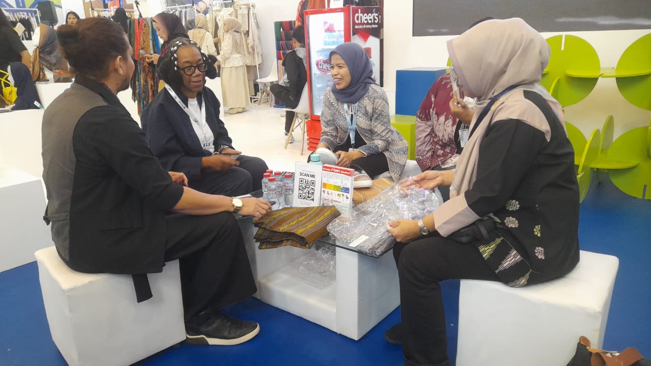 Tenun NTB Tampil di Pameran Trade Expo Indonesia 2025