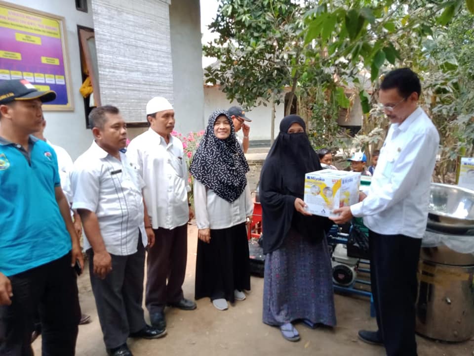 kadis_ketahanan_pangan_menyerahkan_bantuan_peralatan_pangan_lokal.jpg