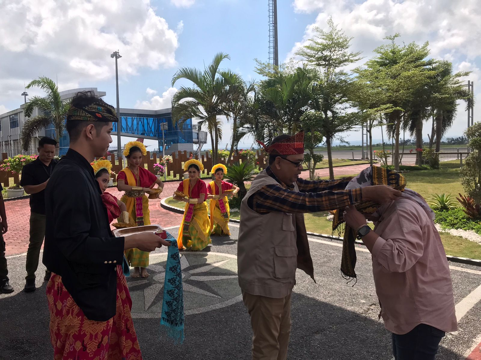 Kepala Dinas Ketahanan Pangan NTB Sambut Kedatangan Ketua KORNI Maluku pada FORNAS VIII NTB