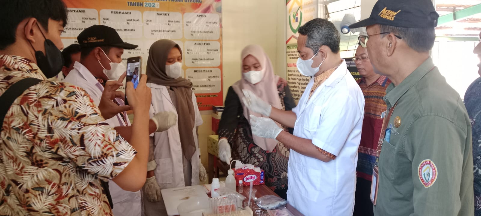 Dinas Ketahanan Pangan NTB laksanakan Pengawasan Keamanan Pangan di Pasar Gerung, Semua Sampel Aman Dikonsumsi