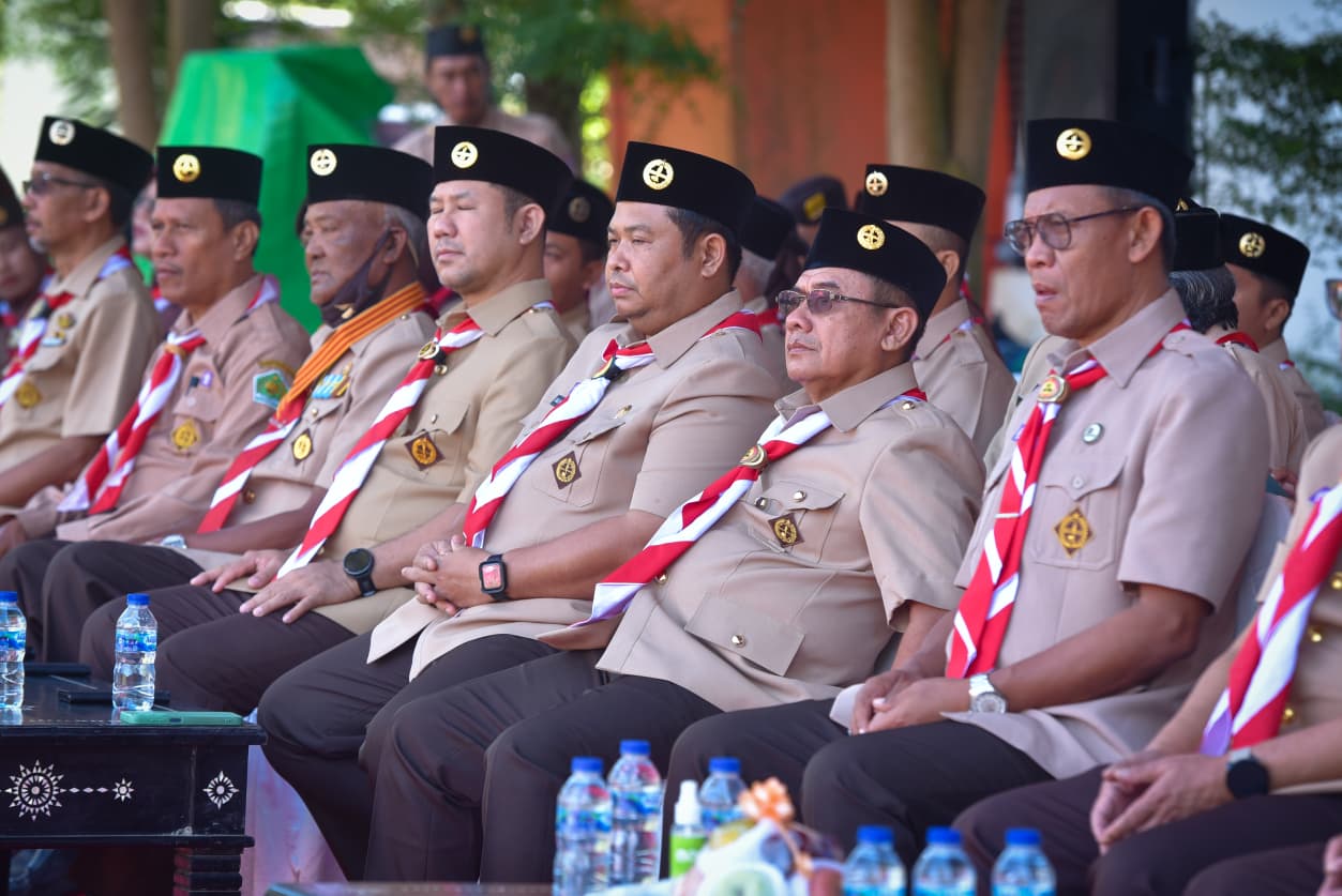 FORKOMFINDA dan Kepala Perangkat Daerah saat menghadiri HUT ke 64 Pramuka tanggal 16 Agustus 2025 di Lapangan Kantor BRIDA Provinsi NTB 